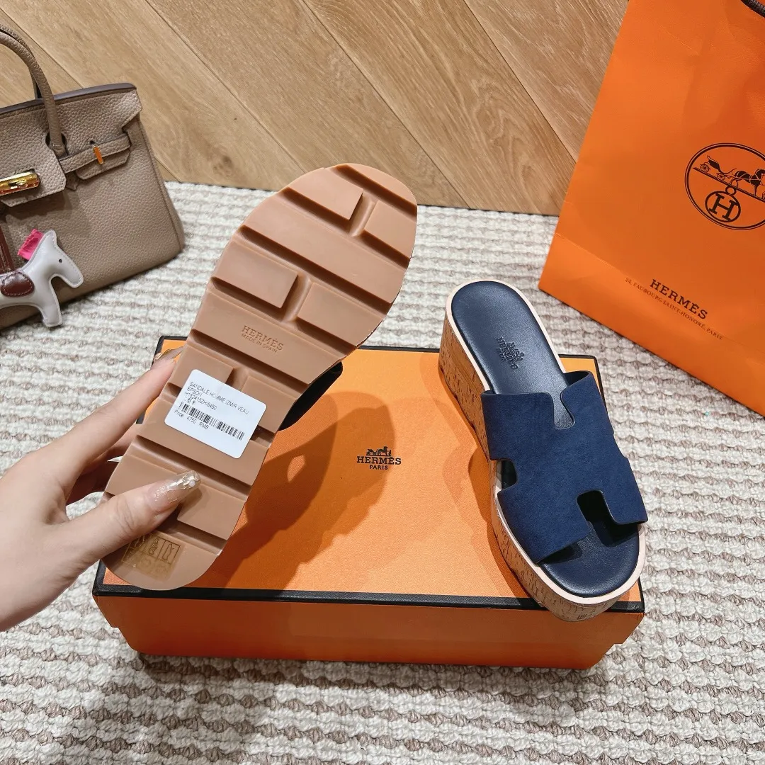 👟👟Ex-factory price 540👟👟 High version of the 2024 spring and summer new HERMES Hermès counter new style. The wedge-heeled Erjiu sandals and slippers, which have been extremely popular recently, are paired with various colorful socks. They are very trendy. Upper: cowhide. Outsole: technological imitation wood sole. Heel height: about 7cm. Size: Female 35-41 (40/41 non-refundable and non-exchangeable)